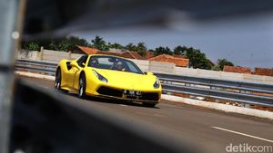 Foto: Ngebut Bareng Ferrari 488 Spider di Sirkuit Jalanan BSD