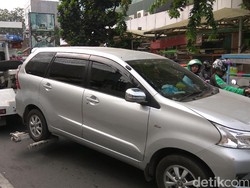 Parkir di Trotoar, 5 Mobil Diderek di Rawasari