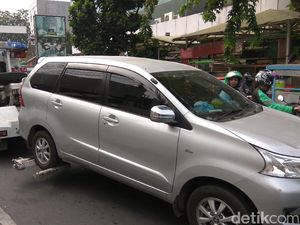 Parkir di Trotoar, 5 Mobil Diderek di Rawasari Parkir di Trotoar, 5 Mobil Diderek di Rawasari