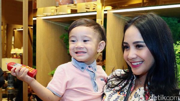 Bikin Gemas! Momen Manja Rafathar ke Nagita Slavina