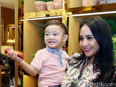 Bikin Gemas! Momen Manja Rafathar ke Nagita Slavina