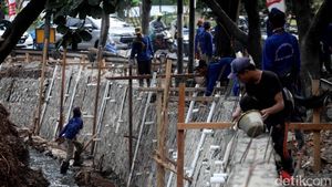 Pembangunan Turap di Kali Simprug