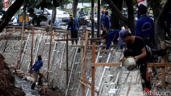 Pembangunan Turap di Kali Simprug