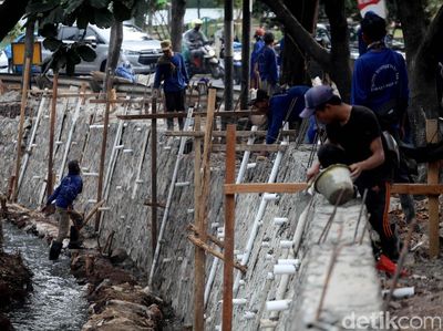 Pembangunan Turap di Kali Simprug