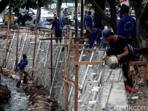 Pembangunan Turap di Kali Simprug