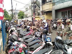 Bulan Tertib Trotoar, Petugas Gembosi Puluhan Ban Motor di Jaksel