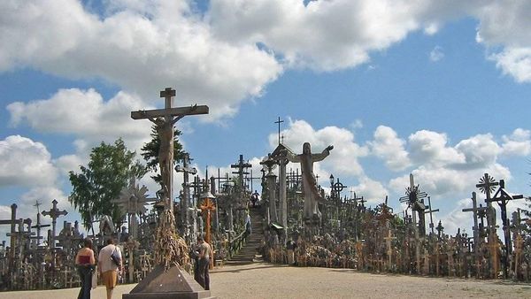 Foto : Bukit Salib Lithuania, Lambang Pengorbanan & Cinta
