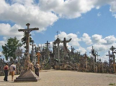 Foto : Bukit Salib Lithuania, Lambang Pengorbanan & Cinta
