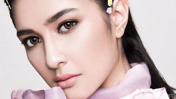 Tatapan Mikha Tambayong Bikin Luluh