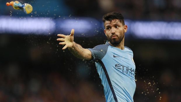 Sergio Aguero harus beristirahat cukup lama setelah mengalami patah tulang rusuk.