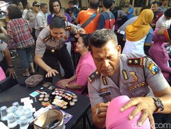 Puluhan Polisi di Probolinggo Merias Wajah Istri