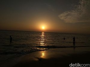 Berburu Sunrise Cantik dari Pantai Nipah