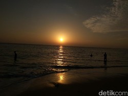 Berburu Sunrise Cantik dari Pantai Nipah