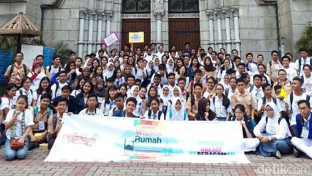 Komunitas Bhinneka di depan Gereja Katedral Jakarta (Kurnia/detikTravel)