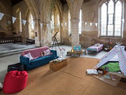 Ini Baru Beda, Kemping di Dalam Gereja Tua