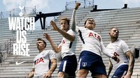 Beginilah jersey kandang Tottenham Hotspur hasil rancangan Nike. Di dada kiri ada ikon ayam jantan di atas sepakbola yang kini berada di dalam naungan perisai. (Foto: Twitter @SpursOfficial)