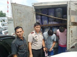 Polisi Sita 5 Ton BBM Hasil Penyulingan Sumur Tua di Palembang