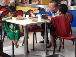Viral, Kisah Haru Pria yang Beri Makan 3 Anak Pengemis