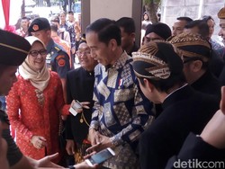 Jokowi: Anak Muda Sekarang Lebih Suka Pegang Gawai Daripada Keris