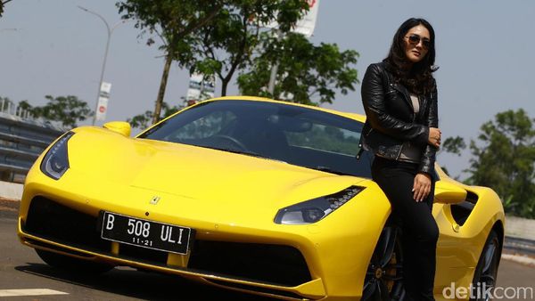 Dewi Gilang Deg-degan Jajal Ferrari 488 Spider