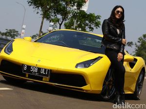 Dewi Gilang Deg-degan Jajal Ferrari 488 Spider Dewi Gilang Deg-degan Jajal Ferrari 488 Spider