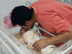 Bupati Trenggalek Jenguk Bayi Gelandangan yang Lahir di Teras Rumah