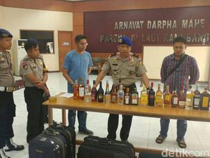 Polisi Amankan 8 Porter Penyelundup 6 Ribu Miras dari Singapura