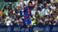 Arda Turan juga pernah merasakan menjadi ball boy. Ia menjadi anak gawang Galatasaray pada awal 2000-an. Kini ia bermain untuk Istanbul Basaksehir sebagai pinjaman dari Barcelona. (Foto: Getty Images/Aitor Alcalde)