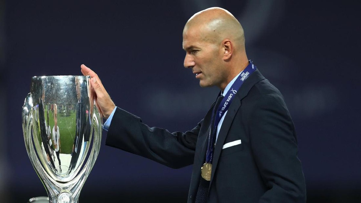 Zinedine Zidane jadi pelatih kedua yang membawa timnya mempertahankan gelar Piala Super Eropa (Foto: REUTERS/Eddie Keogh)