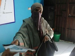 Polisi Bawa Ibu Mengaku Nabi di Makassar ke Rumah Sakit Jiwa Polisi Bawa Ibu Mengaku Nabi di Makassar ke Rumah Sakit Jiwa