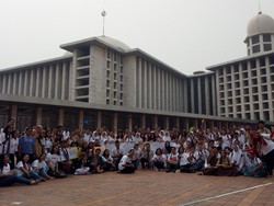 Ngobrol Seru Peserta Wisata Rumah Ibadah dan Pengurus Istiqlal