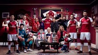 Ini adalah foto keluarga besar Arsenal dalam balutan jersey kandang rancangan Puma untuk musim baru. (Foto: Twitter @Arsenal)