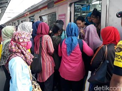 Semrawutnya Penumpang Keluar-Masuk KRL Bekasi Tanpa Garis Antrean
