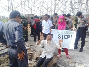 Warga Surabaya Tolak Eksekusi Lahan untuk Pembangunan Tol SoKer Warga Surabaya Tolak Eksekusi Lahan untuk Pembangunan Tol SoKer