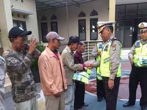 Gaya 60 Pak Ogah di Depok Saat Dibina Atur Lalu Lintas