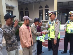 Gaya 60 Pak Ogah di Depok Saat Dibina Atur Lalu Lintas