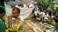 Foto: Begini Suasana Pembongkaran Makam Pria yang Dituduh Curi Ampli