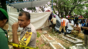 Foto: Begini Suasana Pembongkaran Makam Pria yang Dituduh Curi Ampli