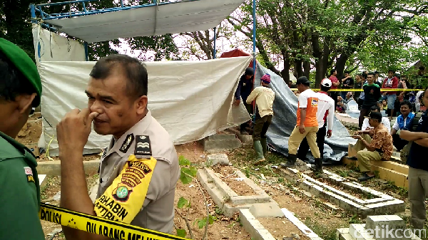 Foto: Begini Suasana Pembongkaran Makam Pria yang Dituduh Curi Ampli