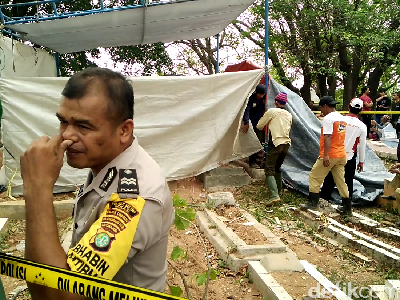Foto: Begini Suasana Pembongkaran Makam Pria yang Dituduh Curi Ampli