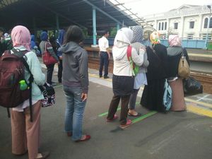 Ada Garis Antrean di Peron Stasiun, Efektifkah? Ada Garis Antrean di Peron Stasiun, Efektifkah?