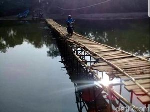 Akses Jalan Buruk, Guru Honorer di Cianjur Lewati Jembatan Reyot Ini