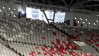 Pemasangan bangku di tribune stadion sudah mulai dilakukan, nantinya kapasitas stadion menjadi sekitar 70 ribu tempat duduk.