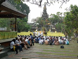 Merasakan Hening dan Teduhnya Pura Agung Aditya Jaya