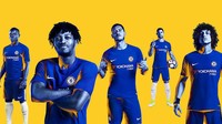 Beginilah jersey kandang Chelsea. Seragam rancangan Nike itu diharapkan bisa mengiringi usaha sang juara bertahan berjaya lagi. (Foto: Twitter @ChelseaFC)