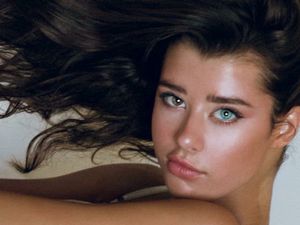 Potret Cantik Para Pemilik Mata Warna-warni Akibat Mutasi Genetik