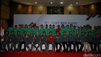 Usai pelepasan sejumlah atlet nampak berfoto bersama.
