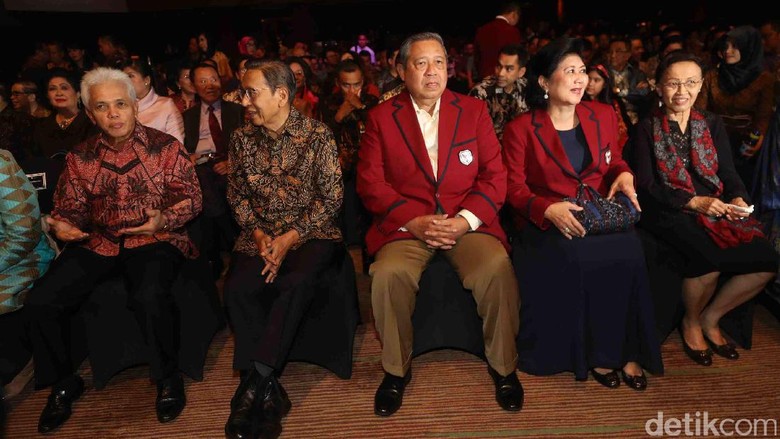 Saat SBY dan Keluarga Kompak Berbaju Merah di Yudhoyono Institute