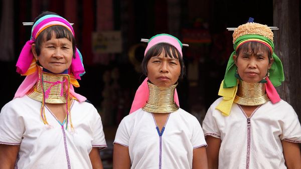 Foto: Wanita yang Lehernya Panjang-panjang di Thailand