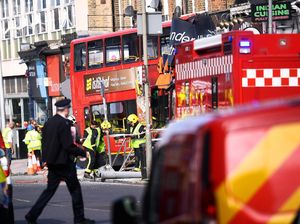 Bus Double Decker Tabrak Toko di London